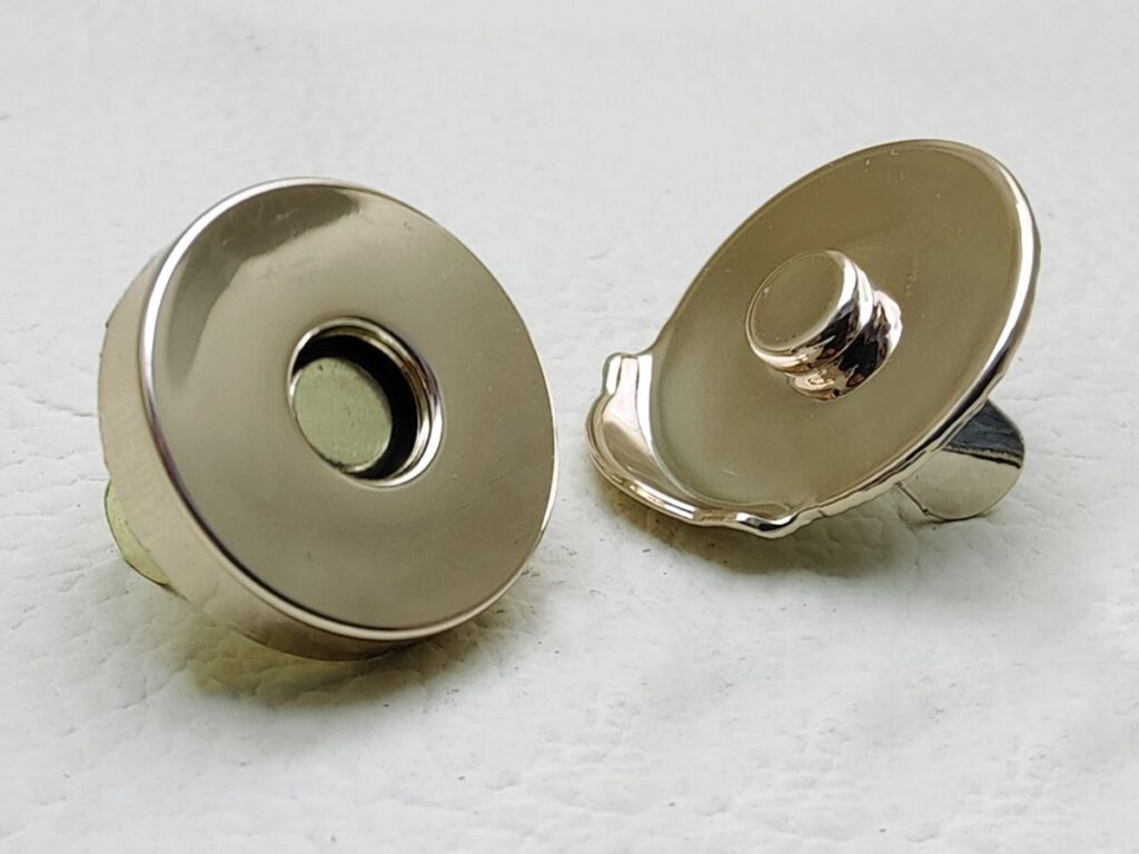 10 Types of Jewelry Clasps - A Complete Guide 5 Magnetic Clasp